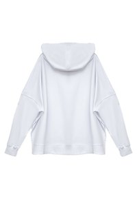 Jasnoszara bluza z dużym kapturem, opadającymi ramionami i ściągaczami. Gładka tekstura i luźny krój. Brak widocznych grafik i wzorów.