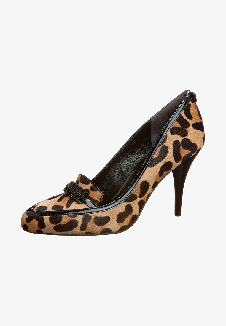 Escarpin à imprimé léopard avec un bout pointu, des accents en cuir verni noir et des détails tissés décoratifs sur le devant.
