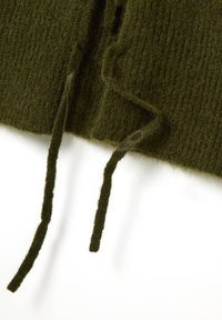 Gebreid donkergroen wollen kledingstuk met ribbelstructuur, voorzien van twee lange, dunne banden die aan de onderrand hangen. Zacht en pluizig uiterlijk.