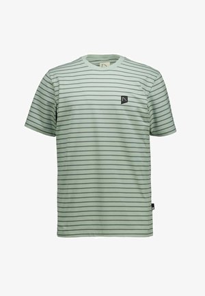 Világoszöld rövid ujjú póló vékony, vízszintes szürke csíkokkal, bal mellrészen és oldalszegélyen kis fekete logófolttal.