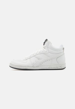 Hvite høye sneakers laget av lær, med en teksturert finish, perforeringer på sidene og svarte gummisåler. Diadora-logo på hælen.