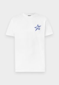 Λευκό κοντομάνικο T-shirt με μπλε γραφικό αστέρι και λευκό γράμμα "h" στο πάνω αριστερό μέρος του στήθους.