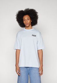 YOURTURN UNISEX - Apdrukāts T-krekls - light blue