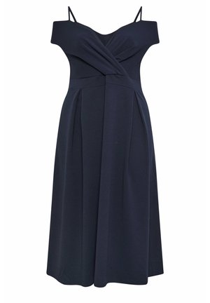 Vestido midi azul marino con diseño de hombros descubiertos, tirantes finos tipo espagueti, escote en V, cuerpo cruzado y falda plisada.
