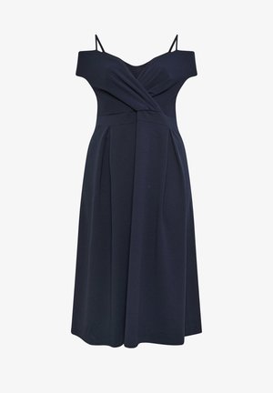 Marineblå midi-kjole med off-shoulder design, tynde spaghettistropper, V-udskæring, slå-om bodice og plisseret nederdel.