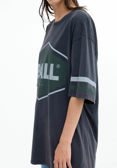 BALL BANOEMI - Apdrukāts T-krekls - black iris