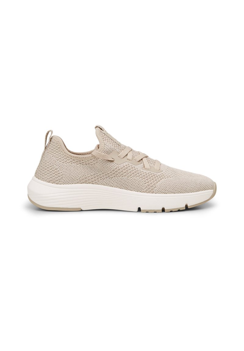Beżowe dzianinowe sneakersy z płaskimi sznurowadłami, cushioned sole i teksturowaną cholewką. Posiadają pętlę z tyłu ułatwiającą zakładanie.