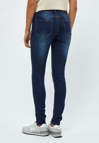 Desires LOLA MIDWAIST - Pieguloša piegriezuma džinsi - mid blue denim