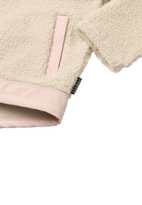 Giacca in pile color crema con rifiniture rosa, una tasca laterale e un'etichetta in tessuto a scacchi bianchi e neri vicino all'orlo.