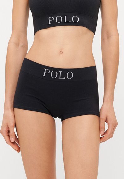 Sorte ribbede bomuldsundertøj med en bred elastik, der har "POLO" i sølvbroderi. Boxer-stil, blød tekstur og tætsiddende design.