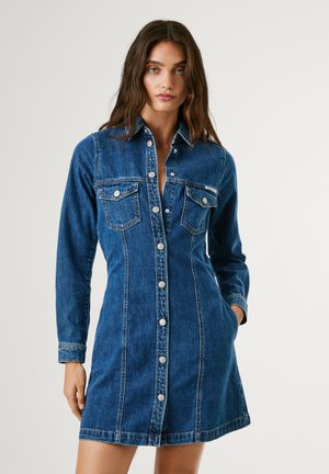 Denim jurk in donkerblauw, met lange mouwen, knoopsluiting, twee borstzakken en een getailleerde pasvorm met stikdetails.