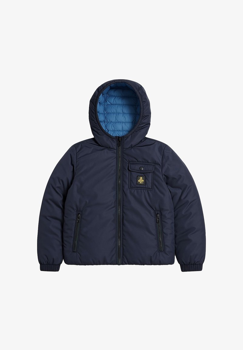 Giacca imbottita blu navy con cappuccio, dotata di una fodera blu trapuntata, chiusura frontale con zip, tasche laterali e una tasca sul petto con logo in evidenza.
