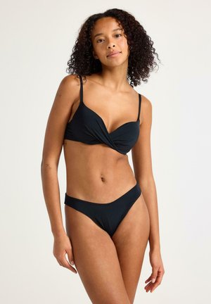 Černý bikiny set s twist designem na topu, s nastavitelnými ramínky a nízkým střihem kalhotek. Vyrobeno z hladké, elastické tkaniny.