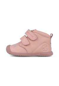 Zapatilla alta de cuero rosa con dos correas de Velcro, suela de goma texturizada y sutil bordado floral en la punta. Marca en el lateral.