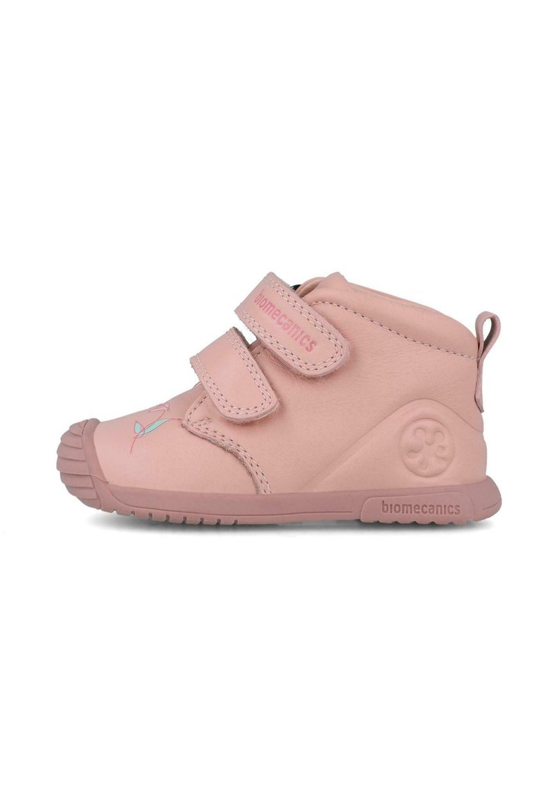 Zapatilla alta de cuero rosa con dos correas de Velcro, suela de goma texturizada y sutil bordado floral en la punta. Marca en el lateral.