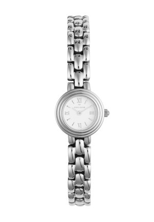 Zilverkleurig metalen horloge met armband, met een kleine ronde witte wijzerplaat met Romeinse cijfers en twee wijzers die 12:07 aangeven.