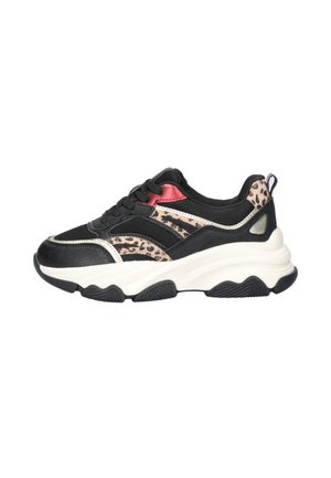 Zwarte sportieve sneaker met een textuur van mesh, accenten in luipaardprint, rode details en een chunky witte zool met zwarte grip.
