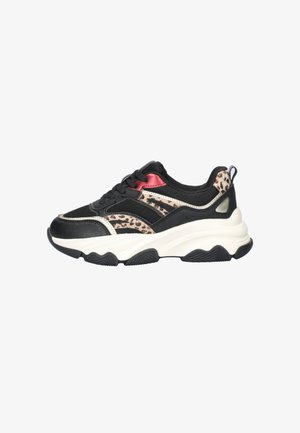 Zwarte sportieve sneaker met een textuur van mesh, accenten in luipaardprint, rode details en een chunky witte zool met zwarte grip.