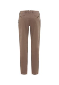 Pantalons en coton marron avec un design à jambes droites, dotés de deux poches arrière et de détails de couture subtils. Texture lisse et coupe ajustée.