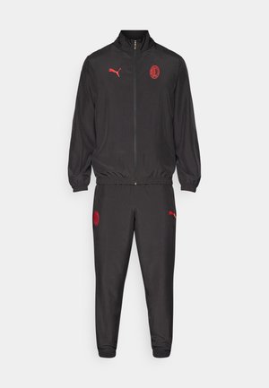 Mustern mustriga musterniga mustriga karikaudud trackstiidisega. Zip-up jope sisaldab kõrget kaelust; püksid on elastsete varrukatega. Logod on nii jope kui pükstel. Sile kangast tekstuur.