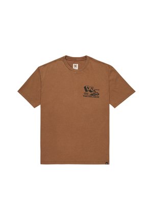 T-shirt de algodão castanho com mangas curtas, apresentando uma impressão gráfica preta com "DC Shoe Co." e "PARTS & LABOR" na parte frontal.