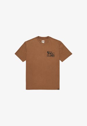 Bruine katoenen t-shirt met korte mouwen, voorzien van een zwarte grafische print met "DC Shoe Co." en "PARTS & LABOR" op de voorkant.