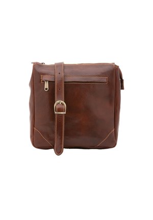 Borsa a tracolla in pelle marrone con superficie texturizzata, cintura regolabile, tasca con zip frontale e dettagli di cucitura a contrasto.