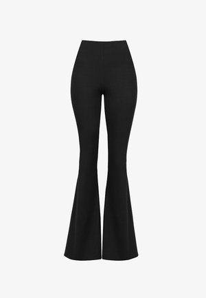 Czarne spodnie z wysokim stanem, z dopasowaną górną częścią oraz szerokimi, rozkloszowanymi nogawkami rozszerzającymi się od kolan w dół.