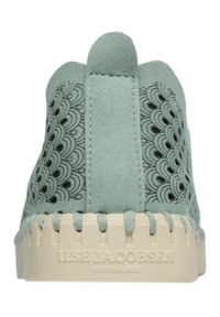 Grüne Wildledersneaker mit Wellenmuster, abgerundeter Ferse und kontrastierender beiger Gummisohle. Markenname an der Seite geprägt.