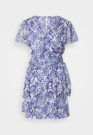 Vestido de manga curta, envolvente, em tecido branco com estampa floral azul. Apresenta um laço na cintura e detalhe de recorte nas costas. Textura leve.