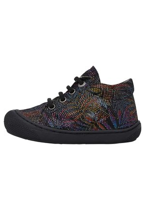 Czarny sneaker dziecięcy na sznurowadła z wielokolorowym wzorem w kropki i czarną gumową podeszwą, pokazany z profilu na białym tle.