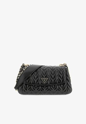 Sac à bandoulière en cuir matelassé noir de la marque Guess avec bride chaîne dorée et logo triangulaire sur le rabat avant.