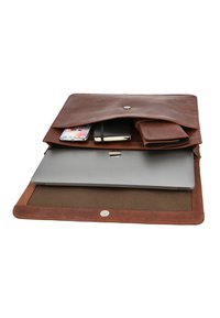 Brązowa skórzana teczka otwarta, pokazująca zamkniętego laptopa, smartfon, notatnik i portfel w głównej przegródce.
