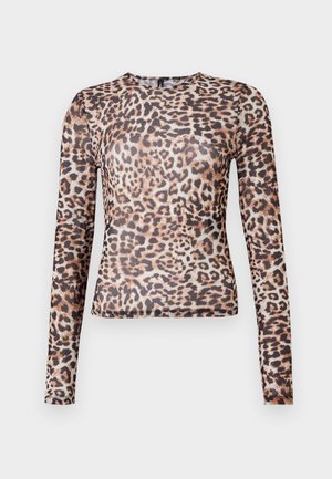 Langermet topp med leopardmønster, tilpasset design, glatt tekstur, rund hals og helattryklonger ermer i nyanser av brunt og krem.