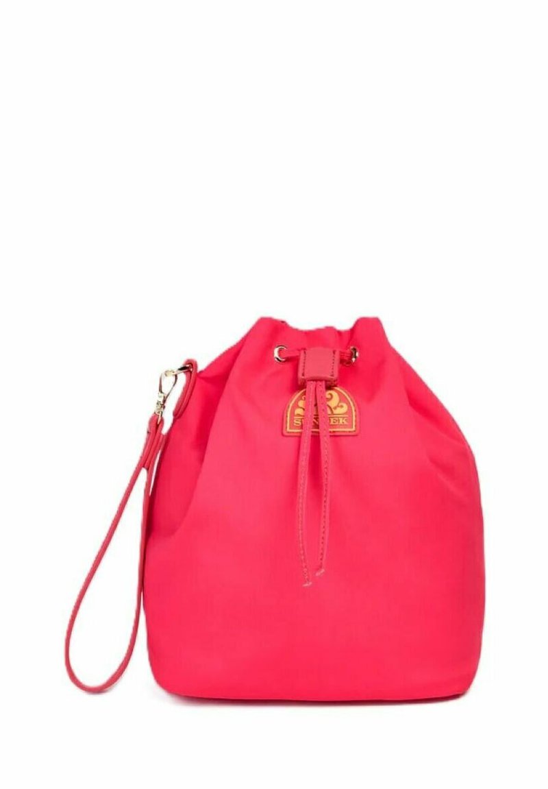 Borsa a secchiello rosa con cordoncino, realizzata in tessuto morbido, dotata di una patch con logo dorato e una tracolla removibile.