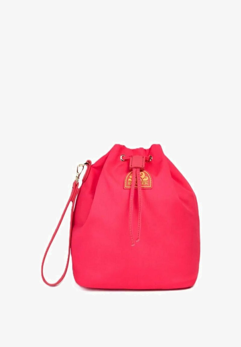 Borsa a secchiello rosa con cordoncino, realizzata in tessuto morbido, dotata di una patch con logo dorato e una tracolla removibile.