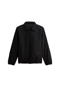 Czarna kurtka z kołnierzem, zapinana na guziki, z elastycznymi mankietami i paskiem w talii. Posiada dwie boczne kieszenie oraz gładką, matową teksturę.