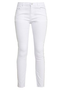 Bílé džíny skinny s hladkou texturou, se stříbrným pruhem po stranách a designem s pěti kapsami. Standardní pás a zapínání na knoflík.