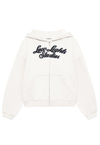 Sudadera blanca con cremallera y capucha ajustable, bolsillos frontales y "Low Lights Studios" bordado en cursiva azul oscuro en el pecho.
