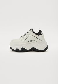 Weißer Sneaker mit schwarzen Akzenten, abgerundeter Form, strukturiertem Sohlenprofil und glattem Leder-Obermaterial. Verfügt über Schnürsenkel und ein Logodetail an der Seite.