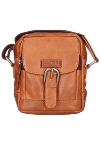Borsa a tracolla in pelle color cuoio con chiusura a patta, dettaglio della fibbia e una cerniera, dotata di tasche laterali e una finitura morbida e texture.