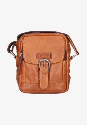 Tan leren crossbody tas met klepsluiting, gespdetail en een rits, met zijvakken en een gestructureerde, zachte afwerking.