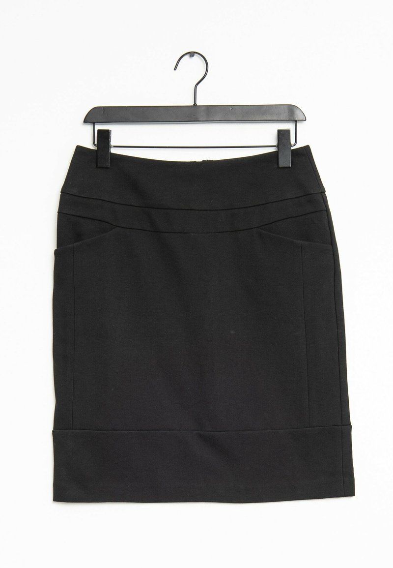 Jupe crayon noire longueur genou avec poches latérales, suspendue sur un cintre en plastique noir sur fond blanc.