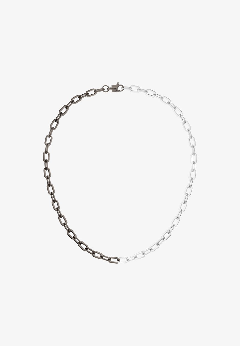 Collier chaîne avec des maillons rectangulaires, moitié en métal noir et moitié en métal argenté, sécurisé par un petit fermoir.