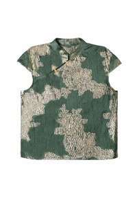 Top de manga corta en tejido texturizado verde con un estampado de camuflaje plateado. Cuello alto con detalles decorativos de metal.