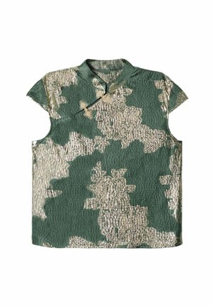 Top de manga corta en tejido texturizado verde con un estampado de camuflaje plateado. Cuello alto con detalles decorativos de metal.