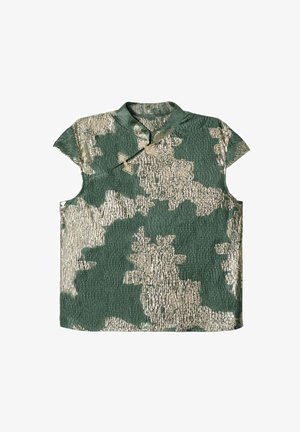 Top de manga corta en tejido texturizado verde con un estampado de camuflaje plateado. Cuello alto con detalles decorativos de metal.