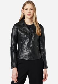 Zwarte leren motorjack met een klassieke kraag, asymmetrische ritssluiting en twee voorzakken met rits. Gladde textuur en getailleerd ontwerp.