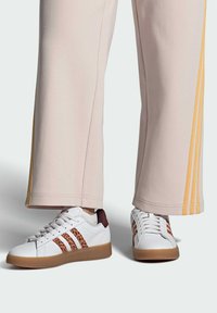 adidas Sportswear GRAND COURT - Sneakers basse - cloud white hazy copper gum
