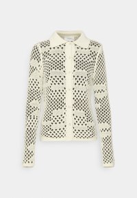 Cremefarbener Strickcardigan mit langen Ärmeln, offener Musterung, spitzem Kragen und frontaler Knopfleiste.